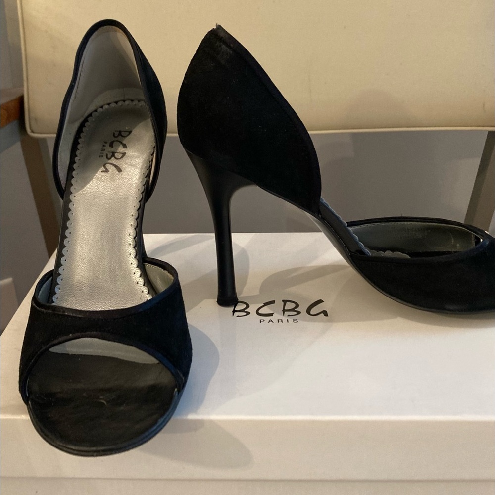 Sexy suede peep-toe pumps.